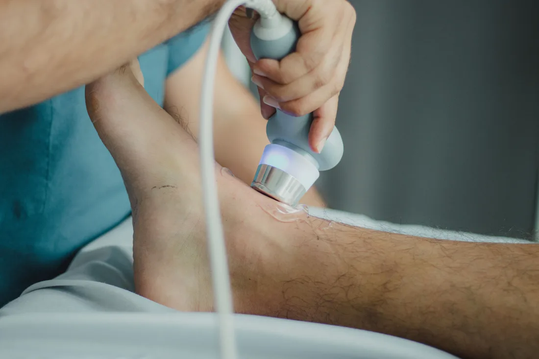 Sesión de fisioterapia ecoguiada con ecógrafo