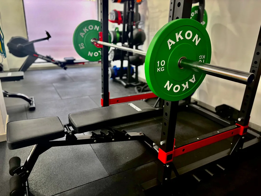 Rack de pesas y discos de la sala de entrenamiento