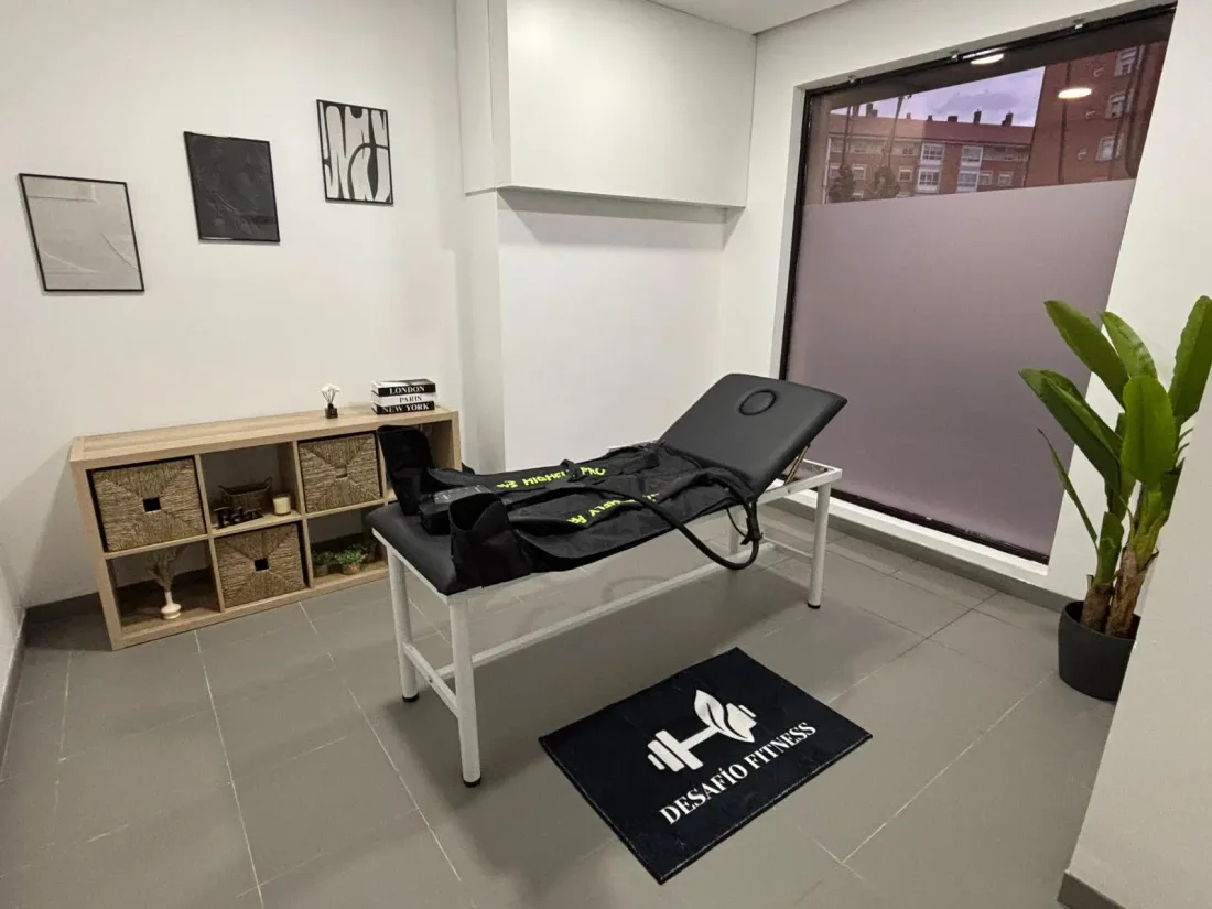 Sala de presoterapia con camilla